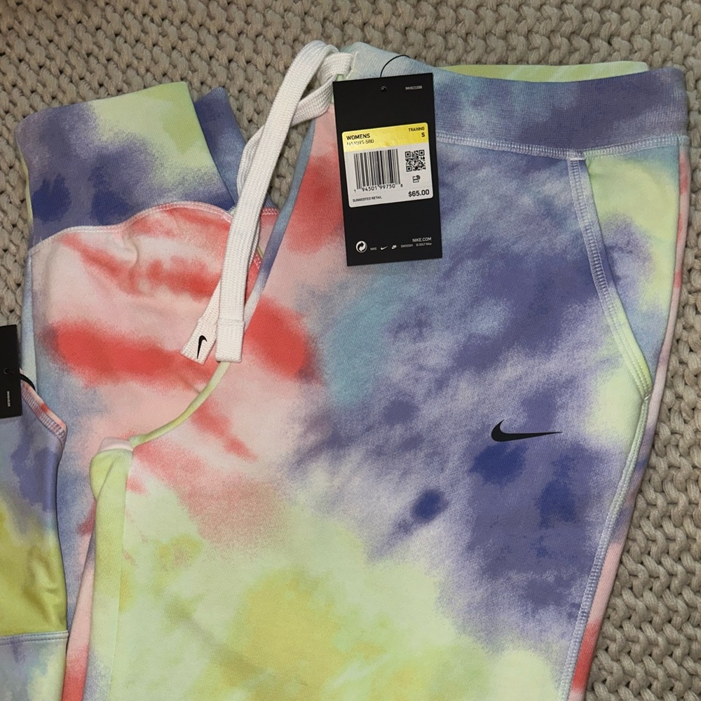 Nike Jogger & Sports Bra Set